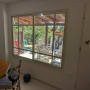 חלון אלומיניום עם נוף לחצר