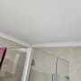 תקרה צבועה בלבן עם קרניזים בפינת חדר אמבטיה