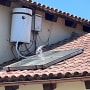 דוד שמש על גג רעפים עם צינורות ומיכל מים