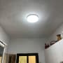 תאורה חדשה מותקנת בתקרה בחדר