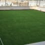 דשא סינתטי מותקן בחצר מגודרת
