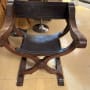 כיסא עץ עם ריפוד עור חום על רצפה