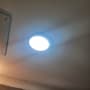 תאורה עגולה מותקנת בתקרה מוארת