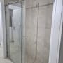 מקלחון זכוכית עם דלת הזזה וראש מקלחת