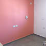 קיר צבוע בצבע ורוד עם שקעים חשמליים