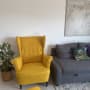 כורסה צהובה וספה אפורה בחדר מגורים