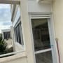 דלת וחלונות אלומיניום במבנה חיצוני