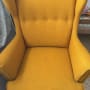 כיסא צהוב עם כתם קטן על המושב
