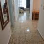 רצפה מבריקה ונקייה במסדרון מואר היטב