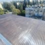 גג פלסטיק שקוף עם ברגים על מבנה
