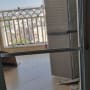 מרפסת עם מעקה אלומיניום ונוף עירוני
