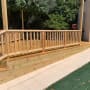 דק עץ עם מעקה בגינה