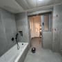 חדר אמבטיה בשיפוץ עם אמבטיה ודלי כלים