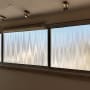 חלונות אלומיניום עם זכוכית מט במשרד מואר
