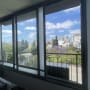 חלונות אלומיניום גדולים עם נוף לעיר