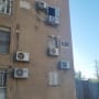 יחידות מיזוג אוויר מותקנות על קיר חיצוני של בניין.