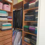 ארון בגדים מסודר עם מדפים ותלייה
