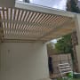 פרגולה מאלומיניום עם קורות עץ עליונות