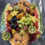 מגש פירות מעוצב עם כוכבי קרמבולה וענבים