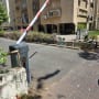 מחסום חשמלי בכניסה לחניון בניין מגורים