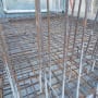 רשת ברזל לבניית יסודות בטון באתר בנייה