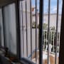 חלון אלומיניום עם סורגים וכלי עבודה