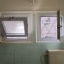 חלונות אלומיניום פתוחים בחדר אמבטיה