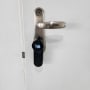 ידית דלת מתכתית עם מנעול חכם