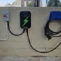 תחנת טעינה לרכב חשמלי עם כבל תלוי
