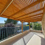 פרגולה מעץ על מרפסת עם נוף טבעי