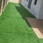 דשא סינתטי ירוק ליד בניין מגורים