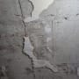 קיר עם טיח מתקלף וחלקים חשופים