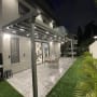 פרגולה מאלומיניום בחצר עם תאורה בלילה
