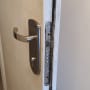 מנעול דלת עם ידית מתכת כסופה