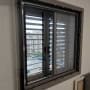 חלון אלומיניום עם תריסים פתוחים