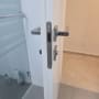 מנעול דלת עם ידית בחדר אמבטיה