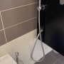ברז ידני עם צינור גמיש ליד כיור אמבטיה