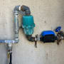 צנרת מים עם ברזים ומחברים על קיר