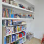 מדפים עם משחקים, ספרים וקופסאות אחסון מסודרים