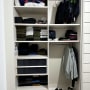 ארון בגדים מאורגן עם מדפים, קולבים ונעליים