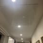 תקרת גבס עם תאורה שקועה במסדרון