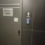 מנעול דלת עם לוח מקשים בשירותי נשים