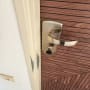 ידית דלת מתכתית עם מנעול על דלת עץ
