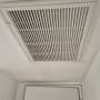 פתח אוורור בתקרה עם סורגי מתכת לבנים
