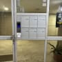 מערכת אינטרקום ותיבות דואר בכניסה לבניין