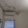 תקרה עם כתמי רטיבות מעל מזגן