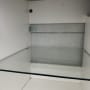מדף זכוכית מותקן בארון לבן