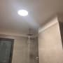 תאורה מותקנת בתקרה בחדר אמבטיה