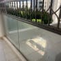 מרפסת עם מעקה זכוכית מלוכלך