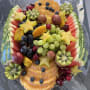 מגש פירות מעוצב עם אבטיח, ענבים, קיווי ופירות נוספים